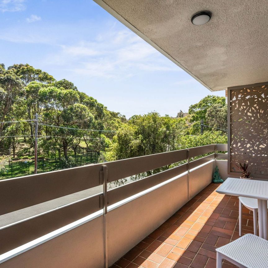 Light-Filled Two-Bedroom Apartment in Prime Beachside Location - Photo 1