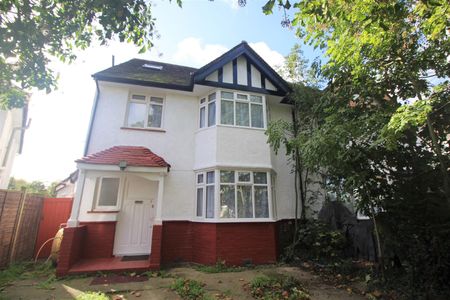 Studio flat to rent in Whitchurch Lane, Edgware, HA8 - Photo 5