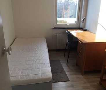 Ett möblerat rum i villa uthyres till studerande omgående - Foto 5