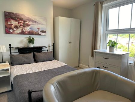 Room 2: Flat 4, 30 Stoke Road, Guildford, GU1 4HR - Photo 4