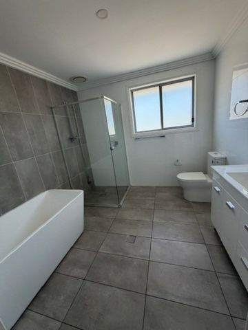 Modern home - Walk to Westfield Sports & Shops - Photo 4