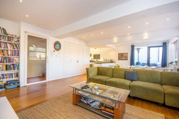 3 bedroom flat to rent - Photo 1