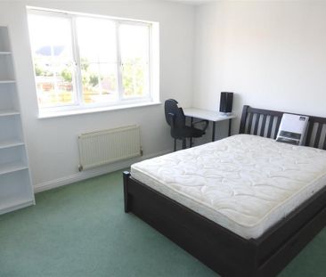 4 bedroom semi-detached house to rent - Photo 6