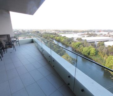 Immaculate 2 Bedroom Overlooking Georges River - Photo 3