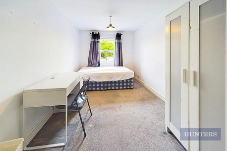 5 bedroom House To Let - Photo 4