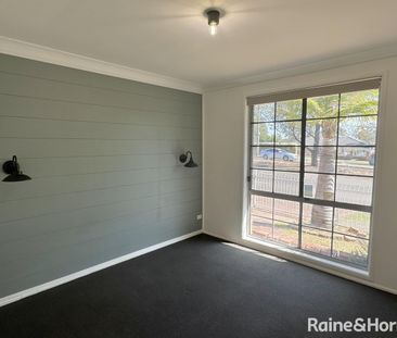 Modern Family Home - Photo 2