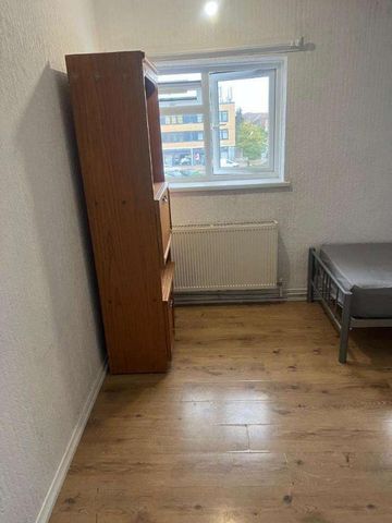 Clare Road, Stanwell, Middlesex, TW19 - Photo 5