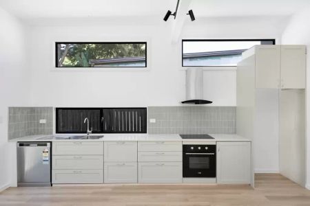 Spacious modern home in the heart of Marrickville - Photo 3