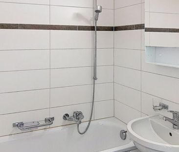 Entièrement rénové, appartement de 3 pièces avec balcon! - Photo 4