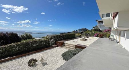 A unique and expansive home - Photo 2