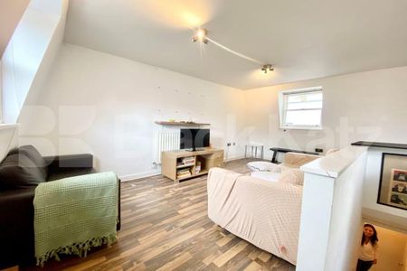 Superbly located top floor duplex apartment - Photo 4