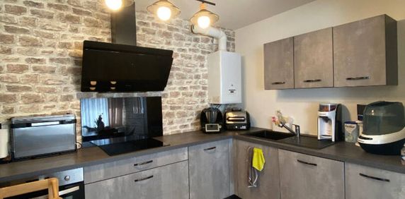 Appartement F3 avec cuisine équipée - Proche centre-ville et autoroute - Photo 2