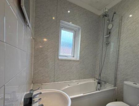 Room in a Shared House, Honeysuckle Road, SO16 - Photo 5