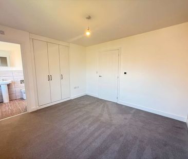 A stylish newly built three bedroom house in Springstead Village. - Photo 2