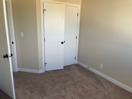 Beautiful 3-Bed Townhouse, Pet-Friendly with Fenced Yard in Aspen Lake - Photo 3