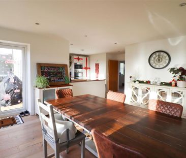 4 bedroom detached house to rent - Photo 3