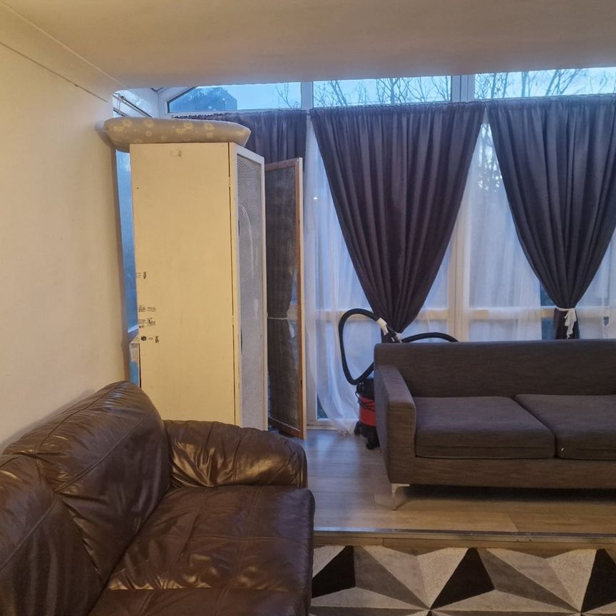 3 Bed Flat, Horne House, SE18 - Photo 1