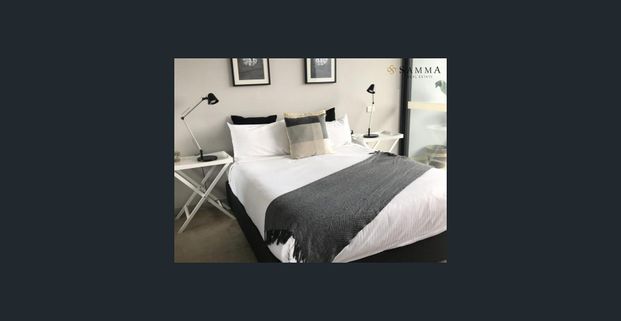 Elevated Luxury on the Yarra: 2-Bed Furnished Southbank Apartment with Modern Amenities & Balcony! - Photo 1