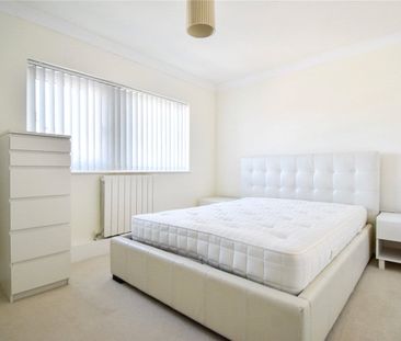 Well presented 2 bedroom penthouse apartment situated within walkin... - Photo 1