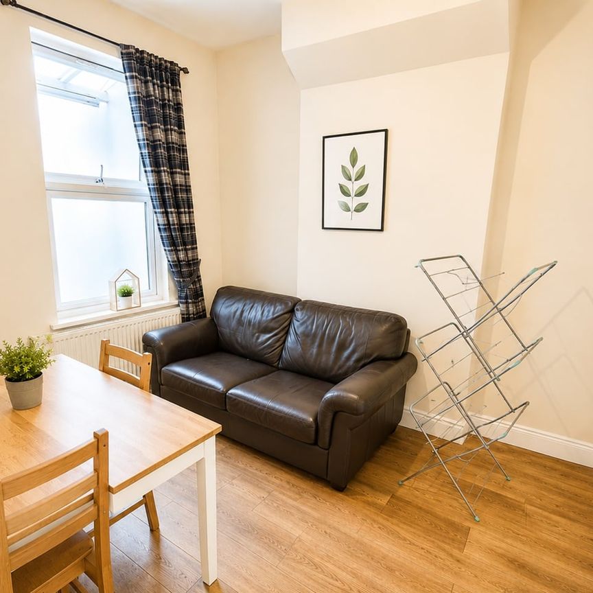 4 Bed Terraced House, Fentons Avenue, E13 - Photo 1