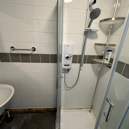 1 bedroom in a house share to rent - Photo 4