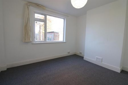 3 bedroom end of terrace house to rent - Photo 4