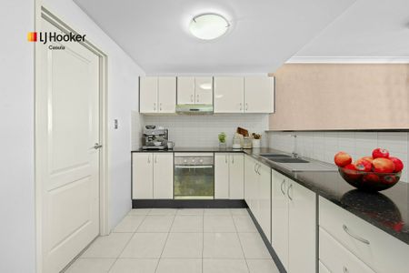 Contemporary, Spacious & Ultra-Convenient - Photo 3