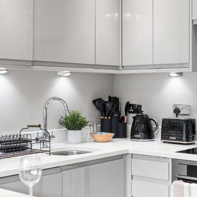 1 Bed Flat, Green Diamond, BN1 - Photo 1