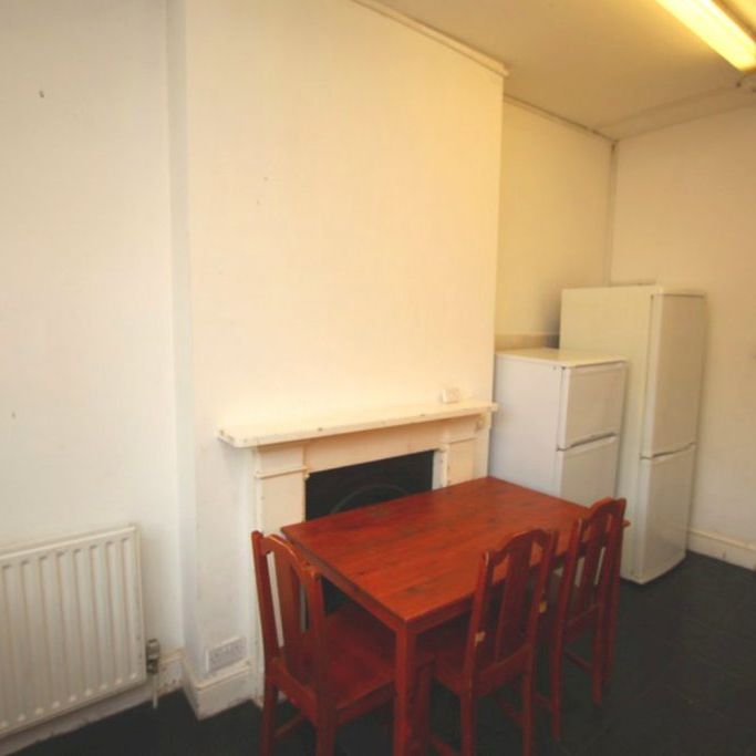 STUDENT 6 Double Bedroom Maisonette ~2 min walk from Penrhyn Road Campus – Kingston (Surbiton Road, KT1) - Photo 1