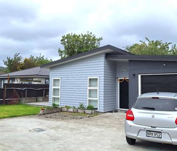 Modern Family Home - Photo 3