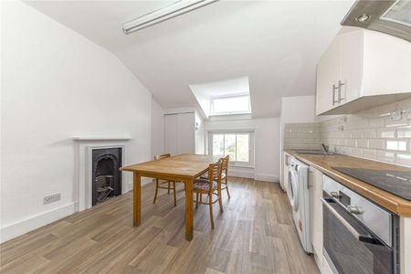 SHARER FRIENDLY - A split-level three bedroom, two bathroom apartment within this period conversion. - Photo 3