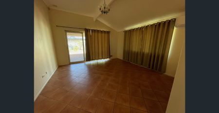 Spacious family home in convenient location - Photo 3