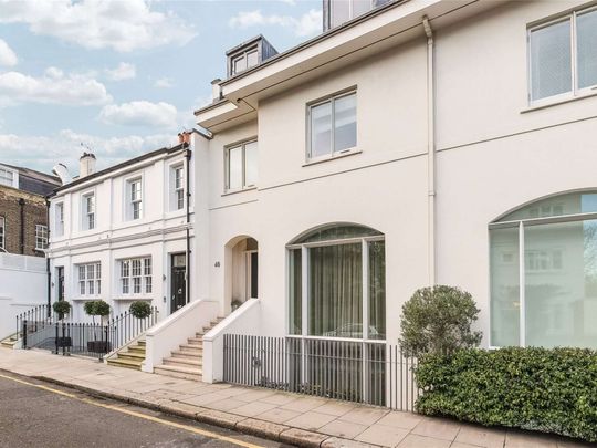 A bright and well proportioned five bedroom house ideally located for the amenities of South Kensington. - Photo 1