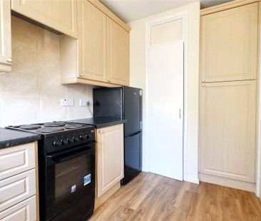A two bedroom first floor purpose built flat in Weston High Street ... - Photo 6