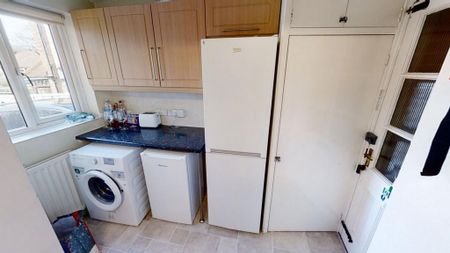 4 bedroom semi-detached house to rent - Photo 3