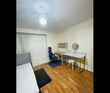 Room in a Shared House, Haymarket St, M13 - Photo 4