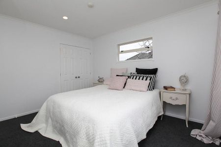 Charming 3BR Home by Hamilton Lake! - Photo 4