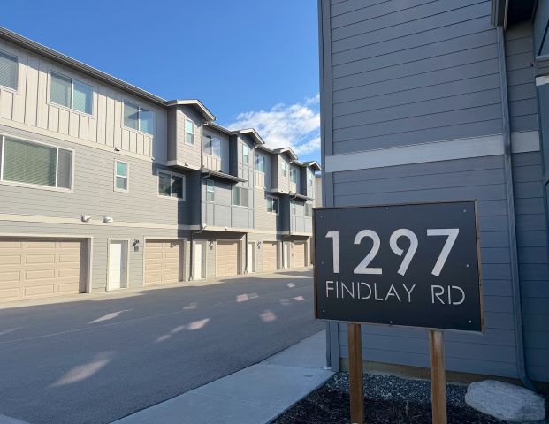 Newer Townhouse 3 bed, 2.5 bath – May 1st - Photo 1