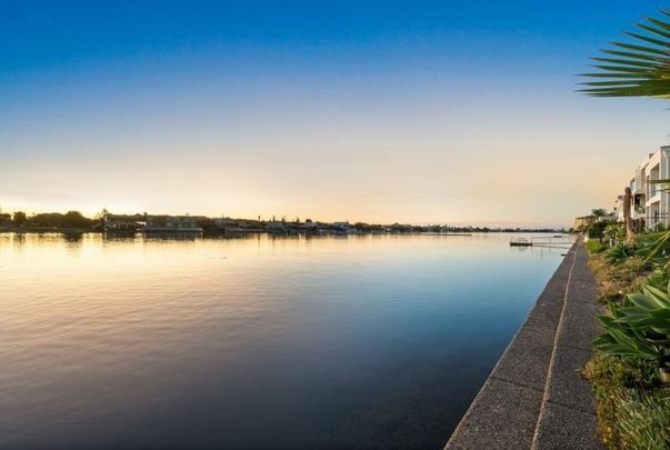 Prime lakefront location - Photo 1
