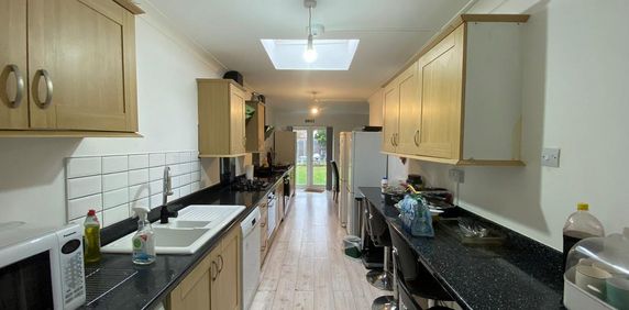 1 bedroom in a house share to rent - Photo 2
