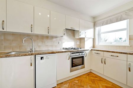 A modern and light apartment with views of The Long Walk in a much sought after private road in Windsor. - Photo 4