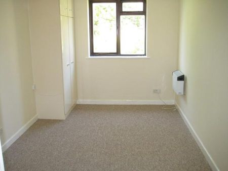 1 bedroom ground floor flat to rent - Photo 2