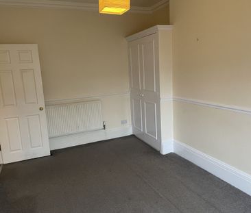 15 Balmoral Place, Halifax, HX1 - Photo 3