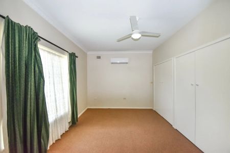 Cottage with Established Gardens & Ideal Location - Photo 3