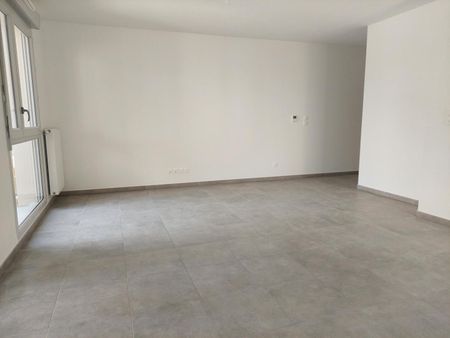 location Appartement T3 DE 68.5m² À GLEIZE - Photo 3