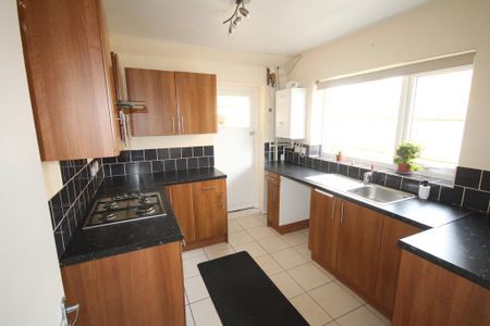 3 bedroom semi-detached bungalow to rent - Photo 3