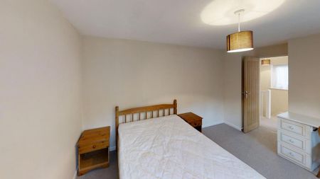 4 bedroom semi-detached house to rent - Photo 3