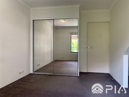 Spacious Bedroom Split Level Apartment - Photo 3