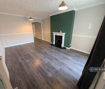 4 bedroom end of terrace house to rent - Photo 1