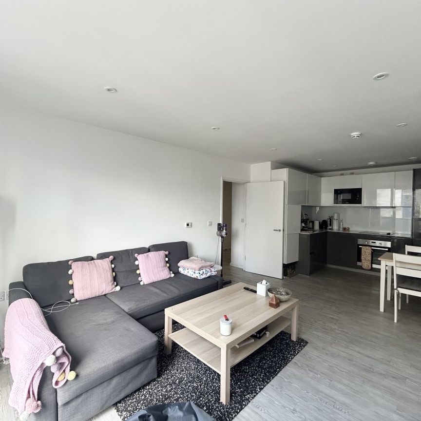 Embankment House - Photo 1